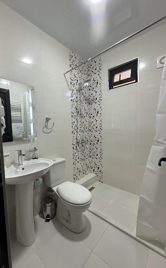 Bina N28 Hotel Koetaisi Buitenkant foto