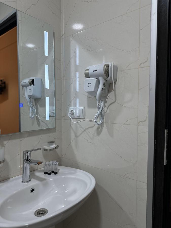 Bina N28 Hotel Koetaisi Buitenkant foto