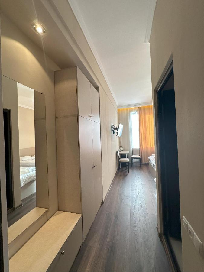Bina N28 Hotel Koetaisi Buitenkant foto