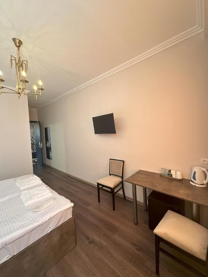 Bina N28 Hotel Koetaisi Buitenkant foto
