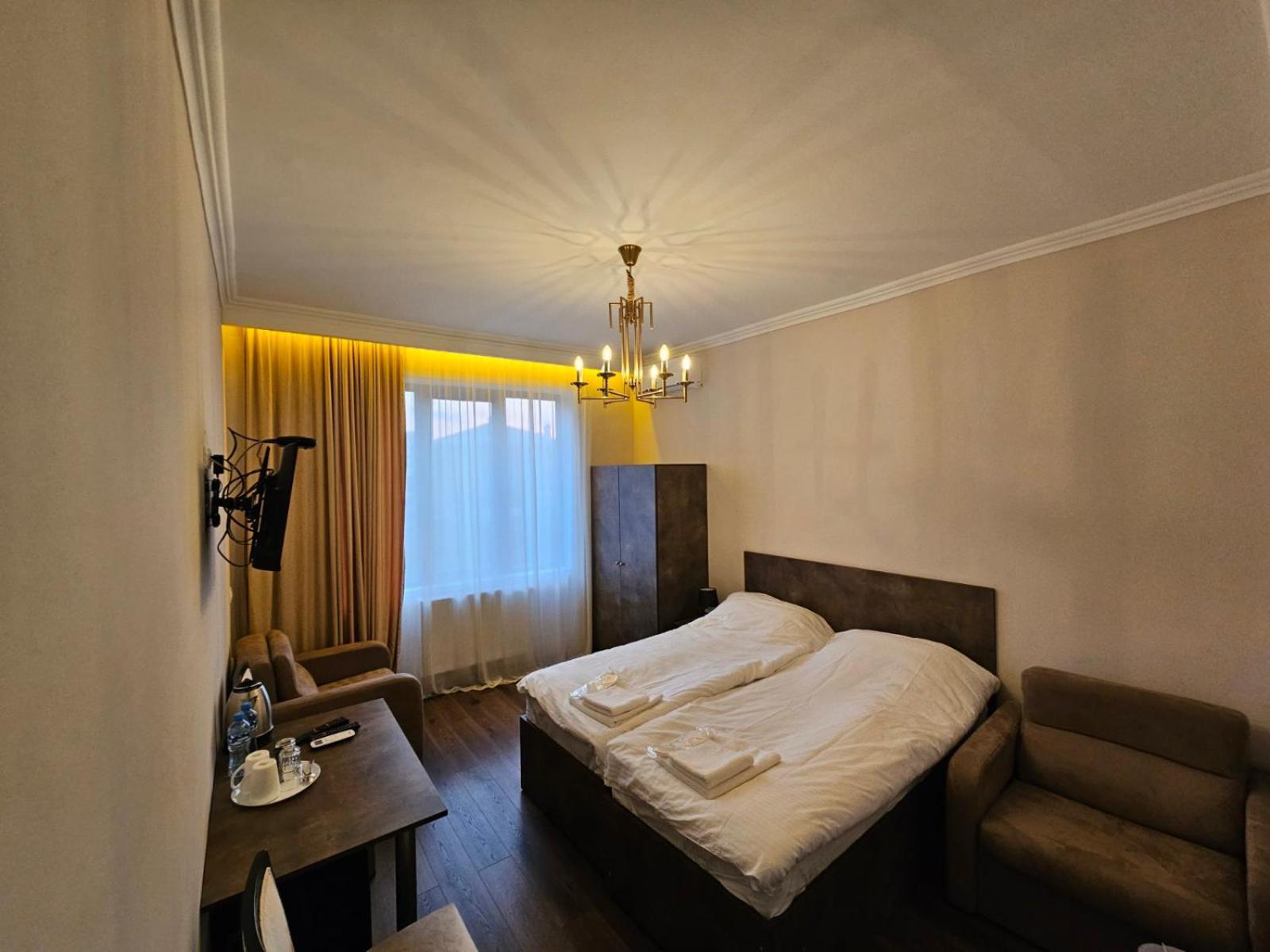 Bina N28 Hotel Koetaisi Buitenkant foto