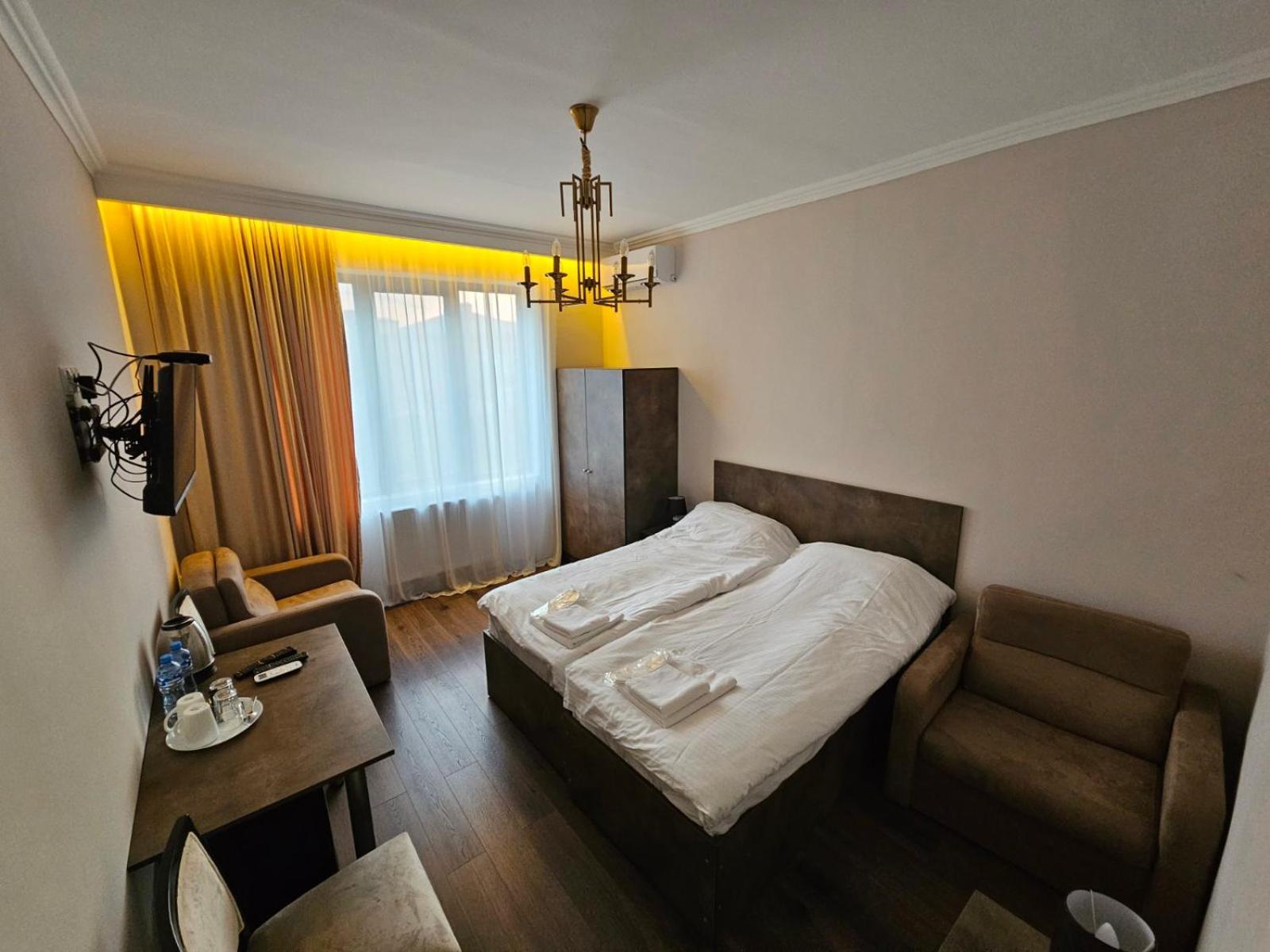Bina N28 Hotel Koetaisi Buitenkant foto